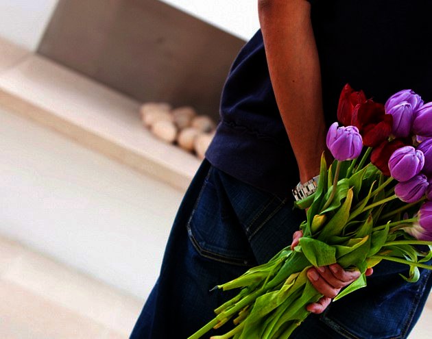 Как правильно подарить цветы? Как романтично и красиво вручить букет